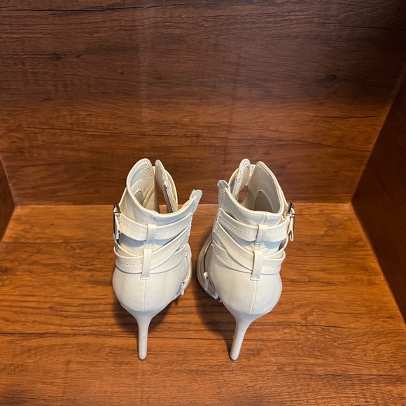 Chic White Heeled Booties - Picture 4 of 9